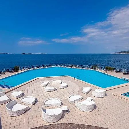Plat Resort 3*